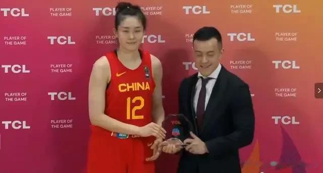 中国女篮潘臻琦在比赛中有一个画面假传真投，将球打进，这个画面看出潘臻琦已经打的游(1)