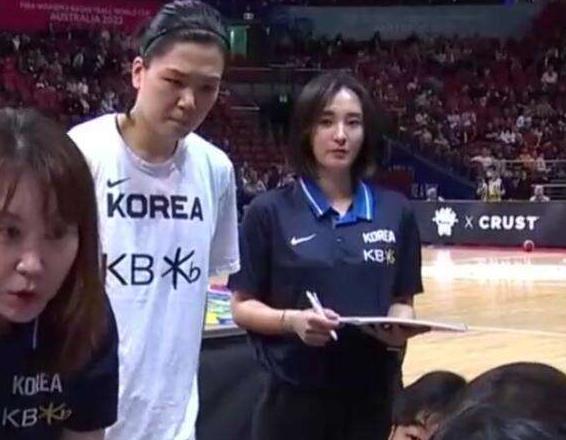 中国女篮击败韩国队的比赛，最吸引人的不是李梦、韩旭，而是这位颜值超高的韩国队美女(1)