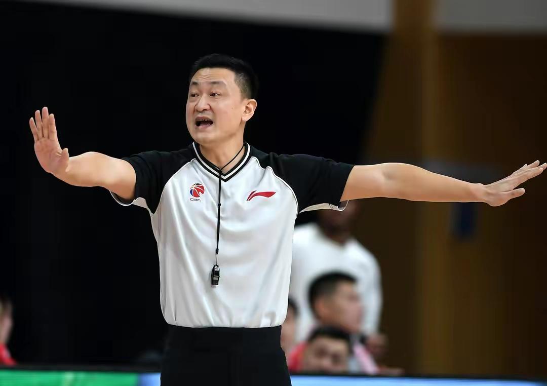 前国际级裁判魏国梁加入广东宏远男篮教练组，2021年他曾在国际篮联技术官员认证体(1)