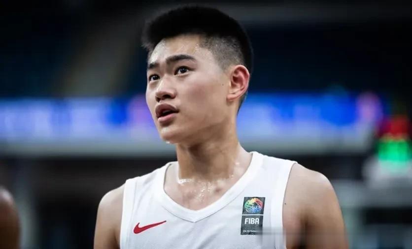 杨毅直接点名上海久事男篮挖海外球员！把本来应该经过选秀进入CBA的这些海外打篮球(4)