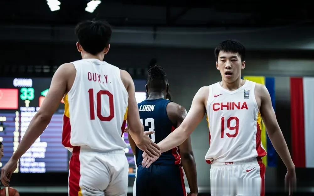 杨毅直接点名上海久事男篮挖海外球员！把本来应该经过选秀进入CBA的这些海外打篮球(5)