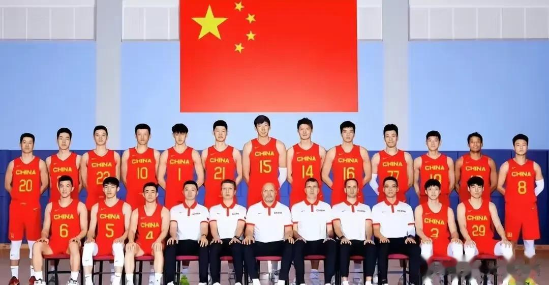 如果把中国男篮球员编成一副扑克牌，大概率是这样

大王：周琦
小王：郭艾伦
四个(1)