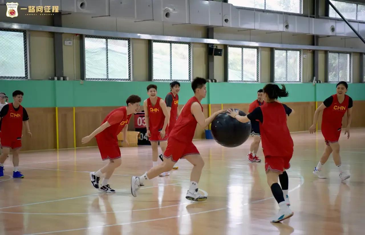 中国女篮已在广东清远备战亚运会，据传澳大利亚和新西兰将不参加，那我们的对手就是韩(3)