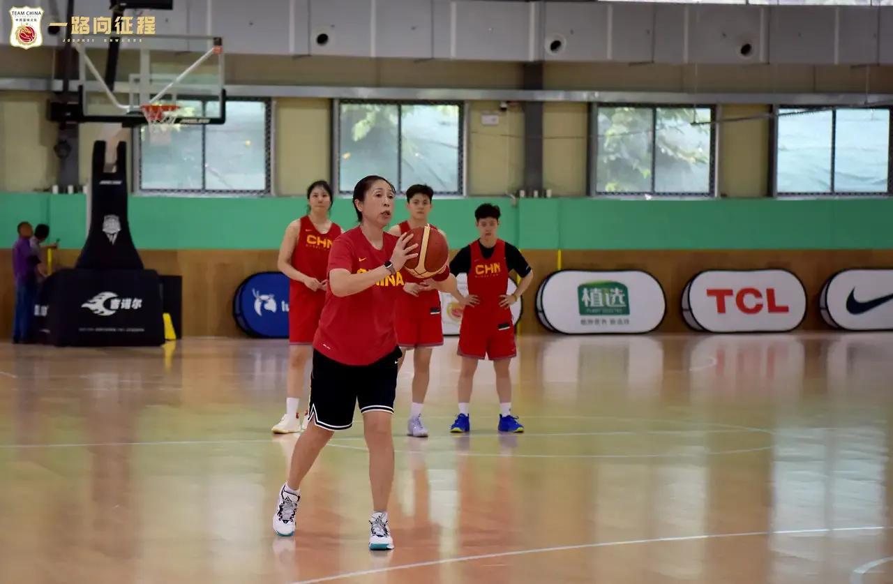 中国女篮已在广东清远备战亚运会，据传澳大利亚和新西兰将不参加，那我们的对手就是韩(4)