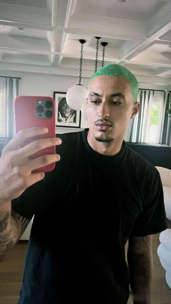 今天，NBA时尚潮人库兹马在自己的社交媒体上发布了一张照片，他将自己的头发染成绿(1)