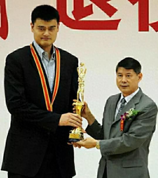 祸害王治郅，逼姚明退役，他凭一己之力让中国篮球倒退二十年(33)