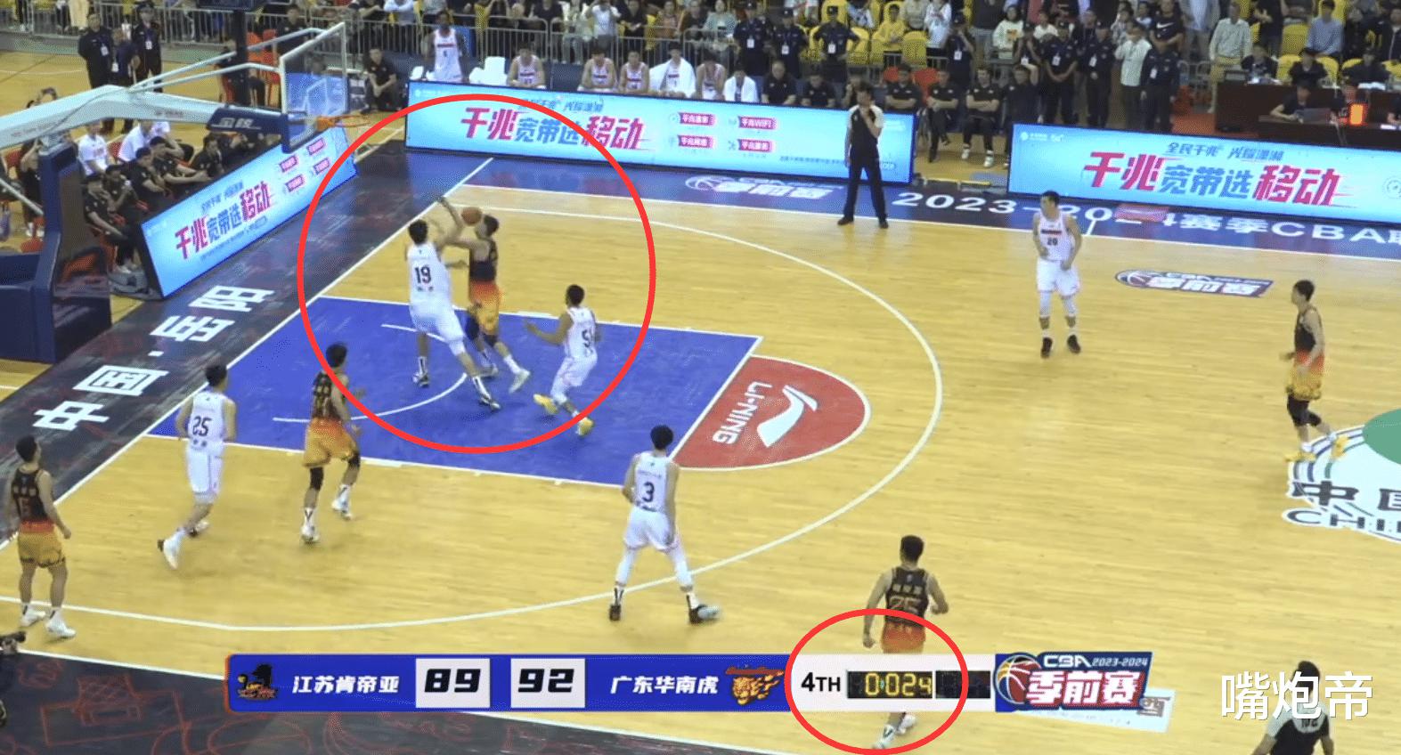 短短1小时，中国足篮球互飙演技！3秒输3分拿两分，2-3落后门将送球(2)