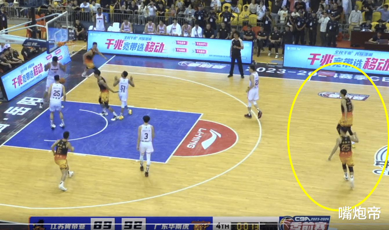 短短1小时，中国足篮球互飙演技！3秒输3分拿两分，2-3落后门将送球(3)