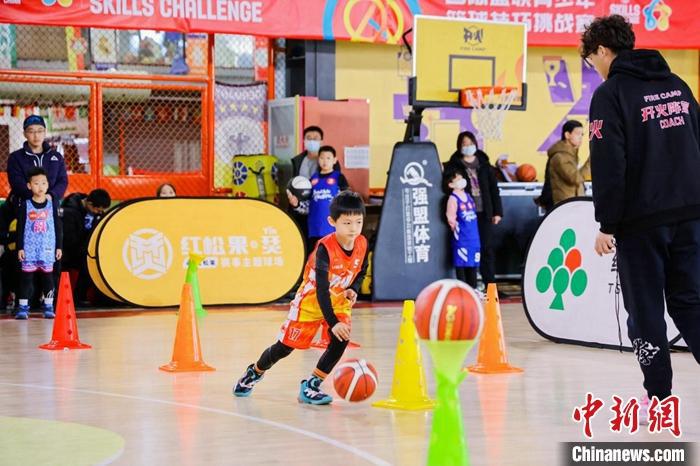 200余名小球员在京角逐篮球技巧 焦健陈楠现场指导(2)