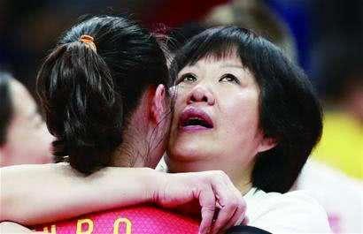 中国女排骄傲地站上了世界舞台的中央 离不开郎平的加持(3)