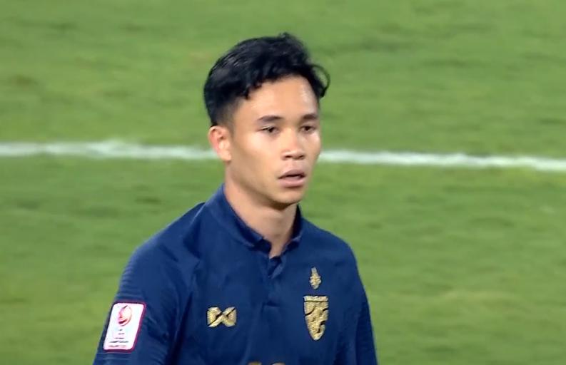首场惨案来了！泰国国奥5-0取历史性首胜＋登顶，17岁天才梅开二度(3)