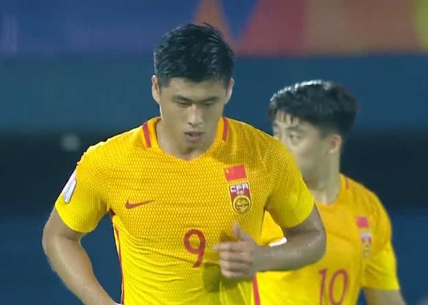 国奥半场0-0韩国，场面被压制射门没效率，张玉宁受伤危险了(3)