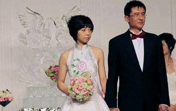 她是国乒界“大魔王”！退役后嫁给大20岁的富翁，如今生活很幸福(4)