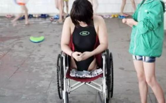 她4岁就失去双腿，却没有放弃自己，最终成为游泳冠军(2)