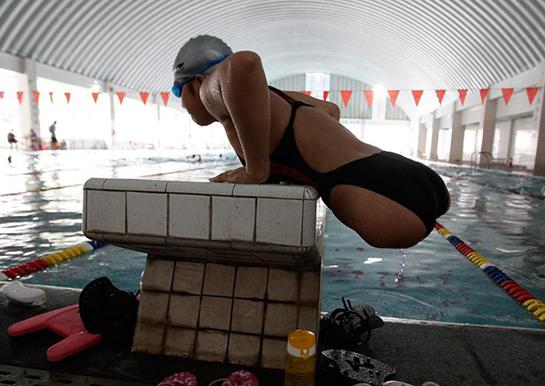 她4岁就失去双腿，却没有放弃自己，最终成为游泳冠军(3)