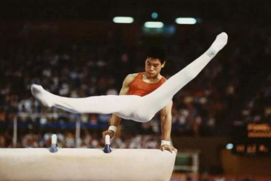 中国体操第一人李宁，如今儿女都成才，57岁妻子气质十足(1)