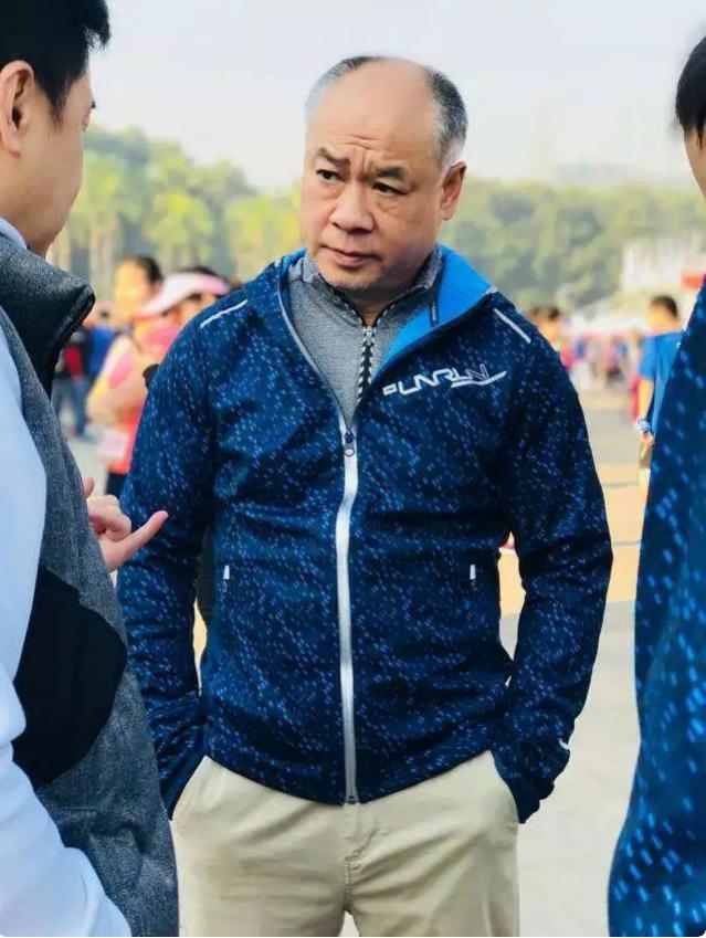 中国体操第一人李宁，如今儿女都成才，57岁妻子气质十足(2)