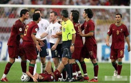 在世界足坛所有的比赛中，有没有出现过一个队11人全被罚下的情况(6)
