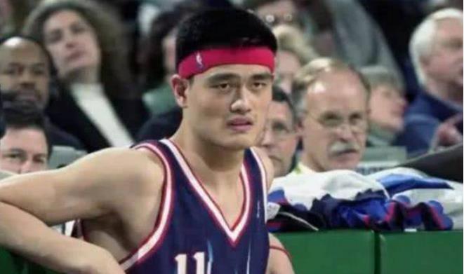 NBA戴发带最丑的四位球星：姚明太搞笑，他是真的不适合！(1)