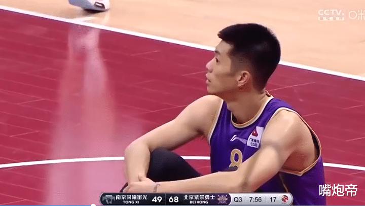中国篮球不专业一幕，领队破口大骂球员，直接上热搜网友替他不值(1)