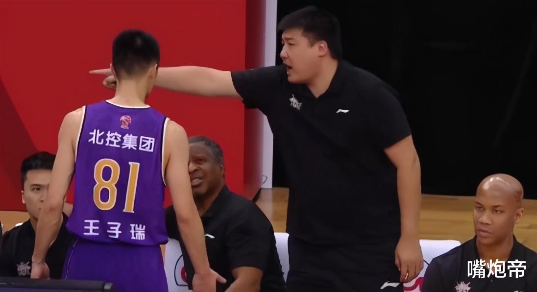 中国篮球不专业一幕，领队破口大骂球员，直接上热搜网友替他不值(2)