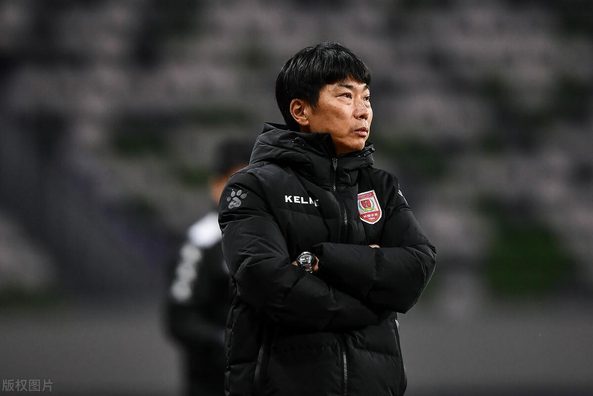 他曾是李铁辽足队友，三十岁就退役转型当教练，如今终成本土名帅(1)