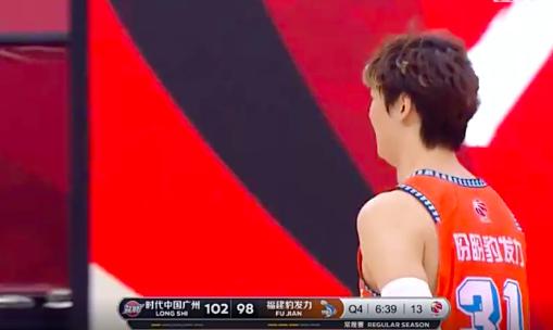 CCTV5直播，王哲林6犯罚下两次爆粗口：我没动，这球没法打(3)