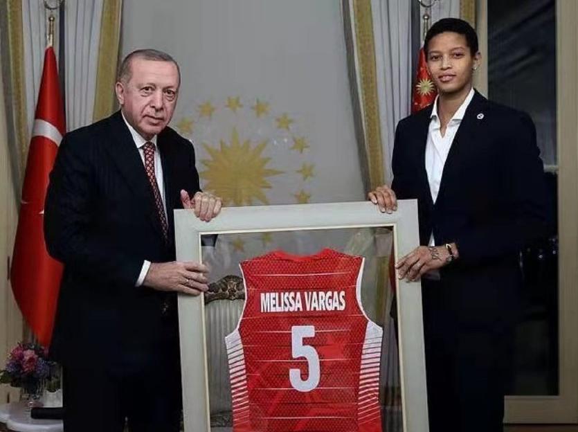 中国女排劲敌！天才少女放弃祖国正式入籍土耳其，总统亲自送战袍(2)