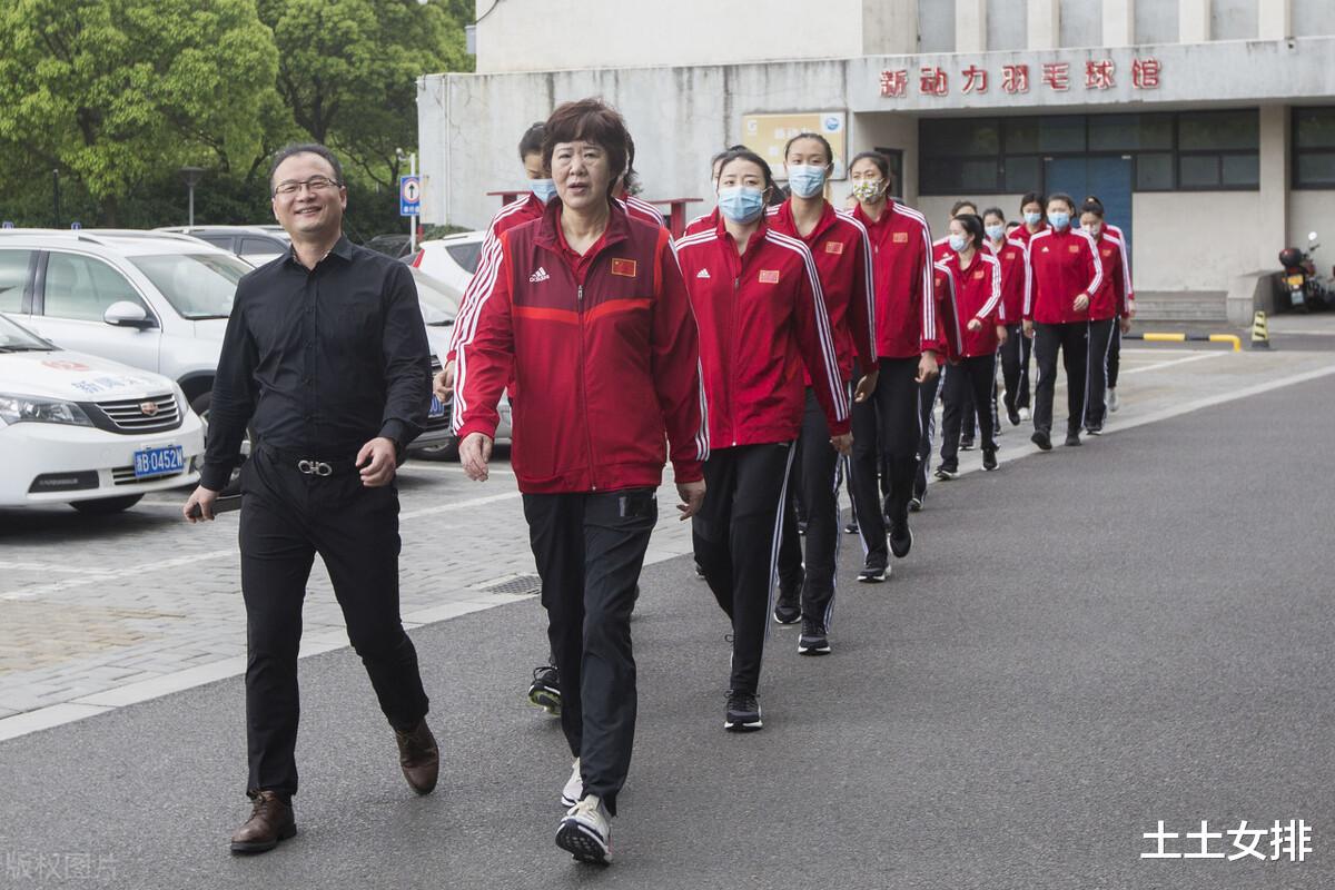中国女排人员再调整！世界冠军匆忙归队，郎平或在世联赛有大变动(1)