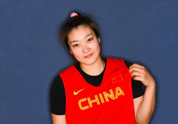 中国女篮官宣奥运名单，260斤刘禹彤拿全国冠军，却意外无缘东京(4)