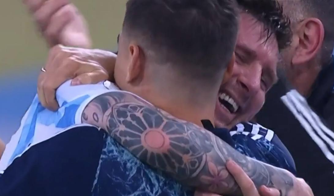 美洲杯决赛MVP公布！不是梅西！队友却将他抛起来，内少哭成泪人(2)