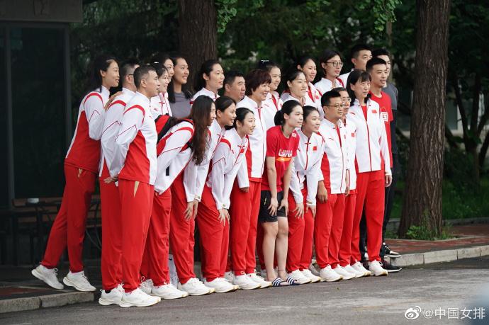 中国女排出征日本力争卫冕！郎平为朱婷整理衣装，张常宁眼睛笑成一道缝(2)