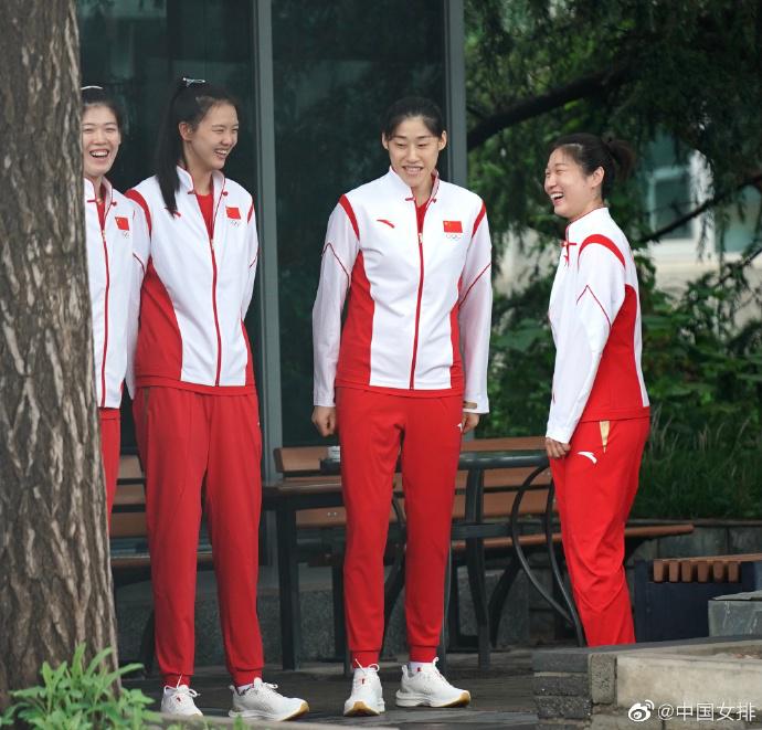 中国女排出征日本力争卫冕！郎平为朱婷整理衣装，张常宁眼睛笑成一道缝(4)