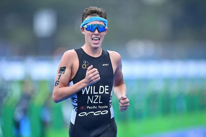 新西兰首枚奖牌：23岁小将铁人三项夺铜！冲线后的举动，彰显新西兰体育精神！(1)