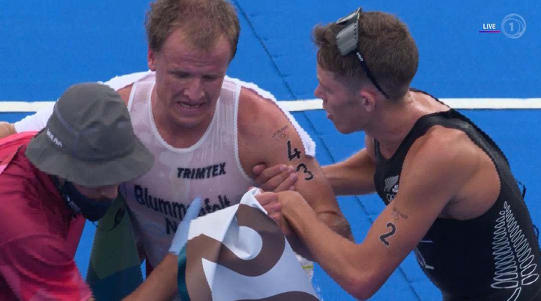 新西兰首枚奖牌：23岁小将铁人三项夺铜！冲线后的举动，彰显新西兰体育精神！(3)
