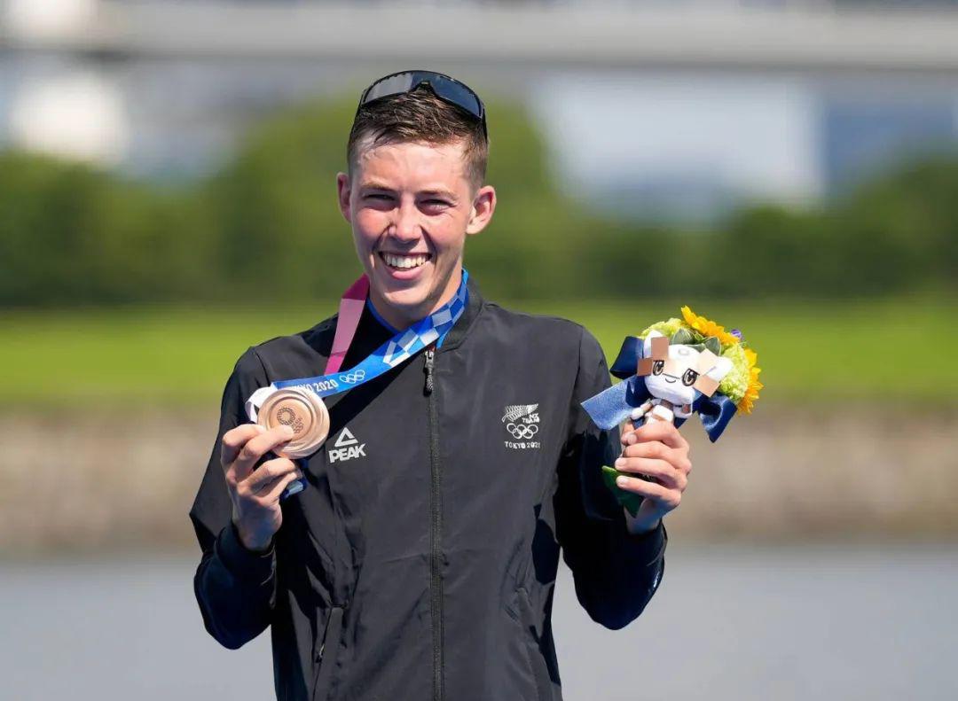 新西兰首枚奖牌：23岁小将铁人三项夺铜！冲线后的举动，彰显新西兰体育精神！(5)