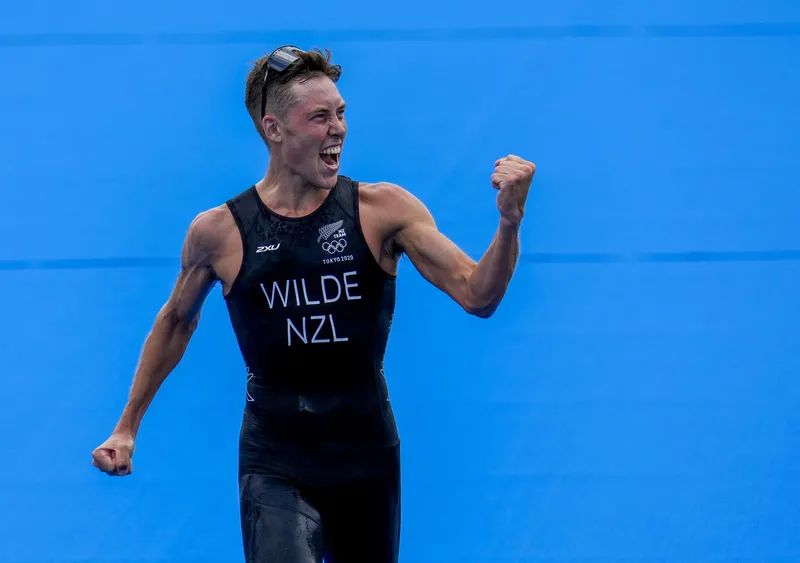 新西兰首枚奖牌：23岁小将铁人三项夺铜！冲线后的举动，彰显新西兰体育精神！(6)