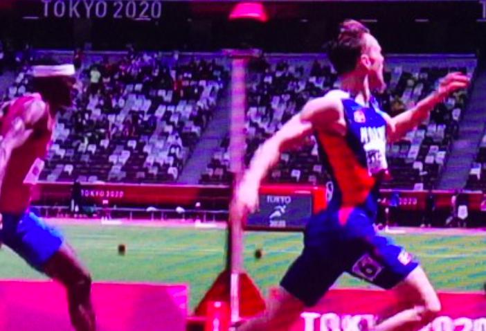 东京奥运又一世界纪录被破！他0.23秒绝杀美国夺冠，撕破战袍怒吼(5)