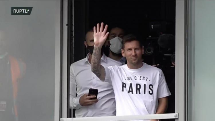 载入历史一幕！梅西身穿巴黎T恤，对球迷挥手，热议：巴萨再见(1)