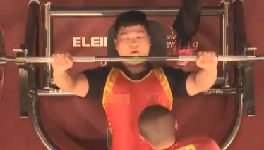 大冷门，22岁中国小将坐轮椅举起374斤，绝杀世界第1勇夺奥运金牌(1)