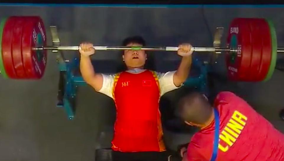 大冷门，22岁中国小将坐轮椅举起374斤，绝杀世界第1勇夺奥运金牌(4)