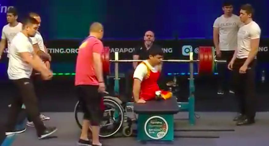 大冷门，22岁中国小将坐轮椅举起374斤，绝杀世界第1勇夺奥运金牌(5)