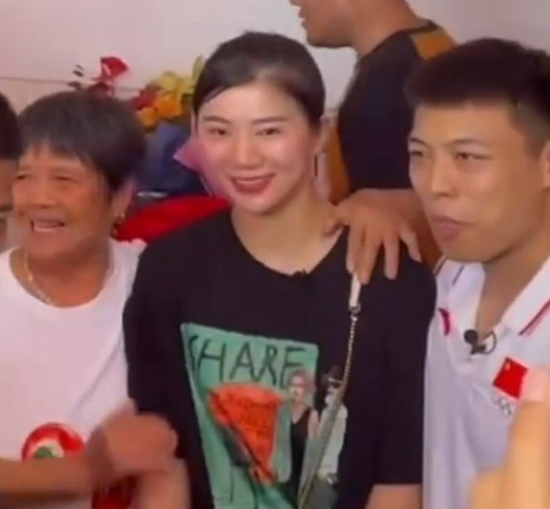 中国28岁奥运冠军带女友回老家，人山人海遭围观！给母亲佩戴金牌(1)