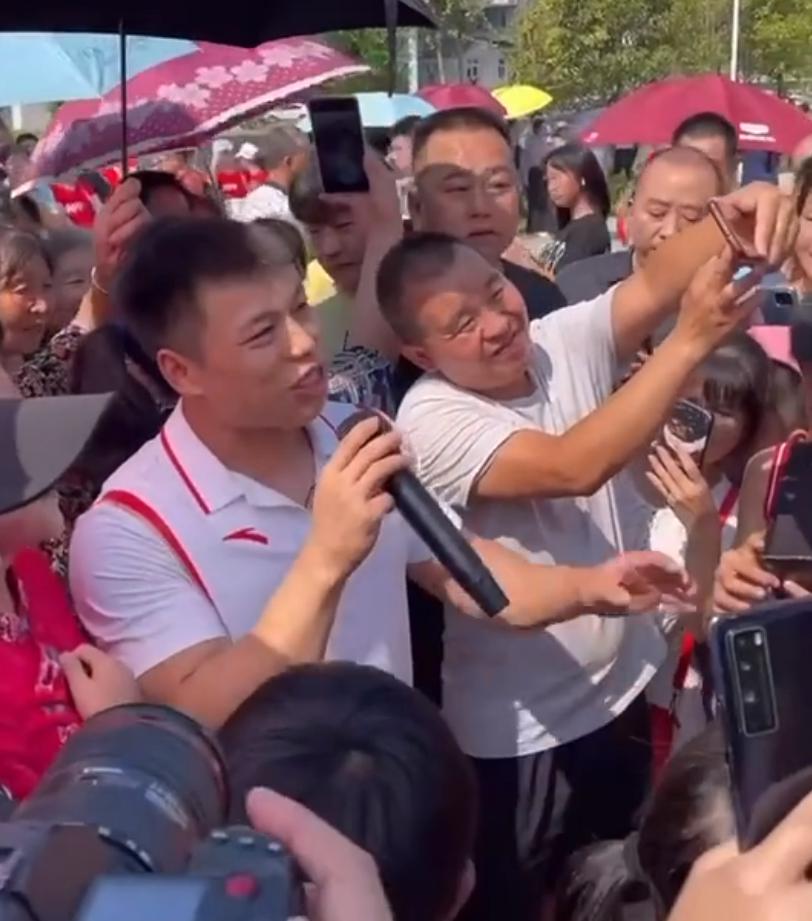 中国28岁奥运冠军带女友回老家，人山人海遭围观！给母亲佩戴金牌(2)