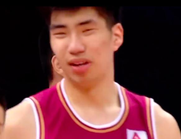 中国男篮18岁小姚明有多强？杜锋为他60秒连换2人，3巨头合力封杀(1)