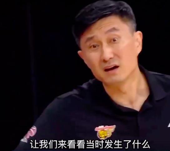 中国男篮18岁小姚明有多强？杜锋为他60秒连换2人，3巨头合力封杀(2)
