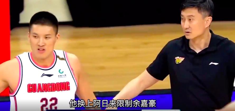 中国男篮18岁小姚明有多强？杜锋为他60秒连换2人，3巨头合力封杀(4)