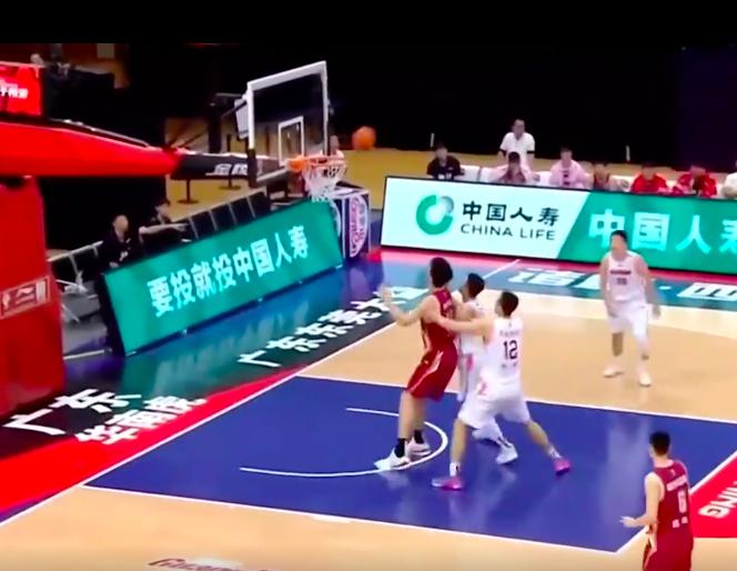 中国男篮18岁小姚明有多强？杜锋为他60秒连换2人，3巨头合力封杀(5)