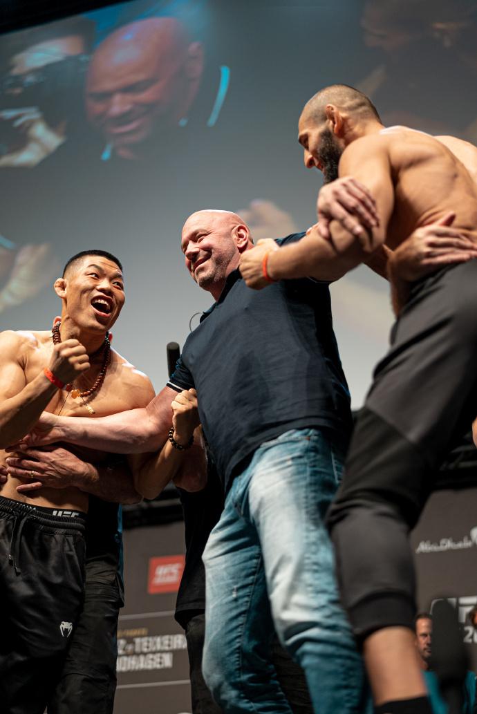 明天凌晨2点，李景亮出战UFC267，称重仪式险暴揍对手，白大拿拉不住(1)