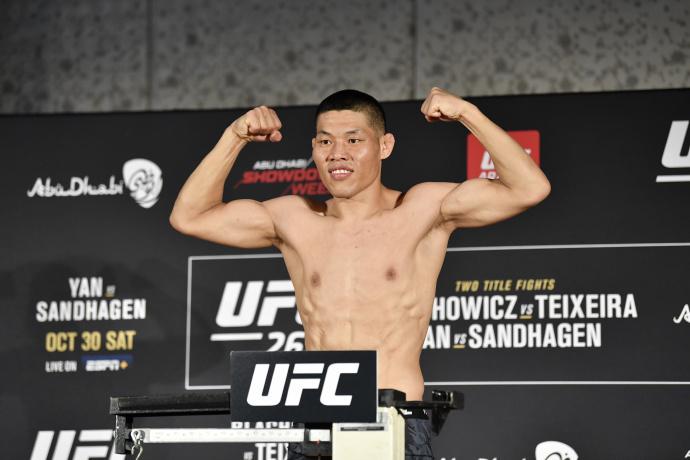 明天凌晨2点，李景亮出战UFC267，称重仪式险暴揍对手，白大拿拉不住(3)